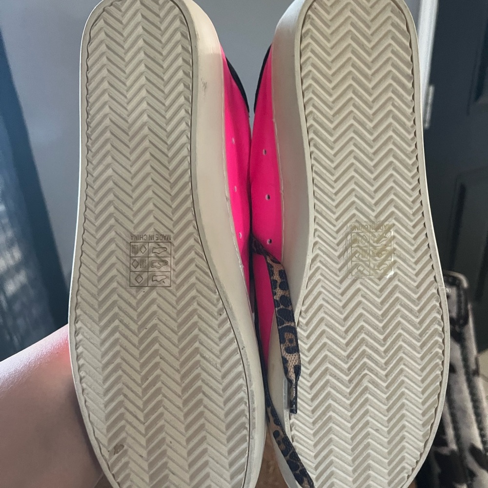 Women’s Neon Pink Glitter Star Low-Top Sneakers - Picture 4 of 4